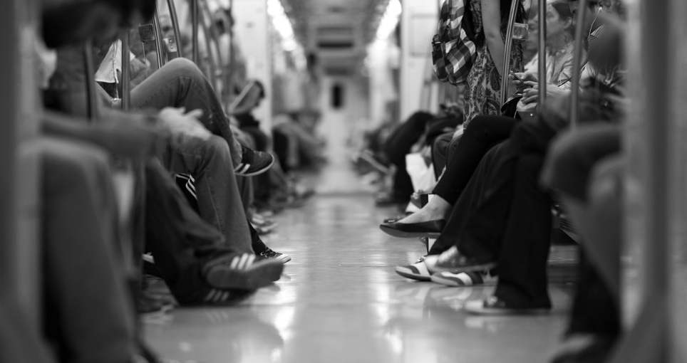 출퇴근-시간낭비-스트레스-피로-대중교통매너-독서-공부