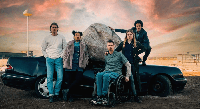 운석앞 사람들의 모습