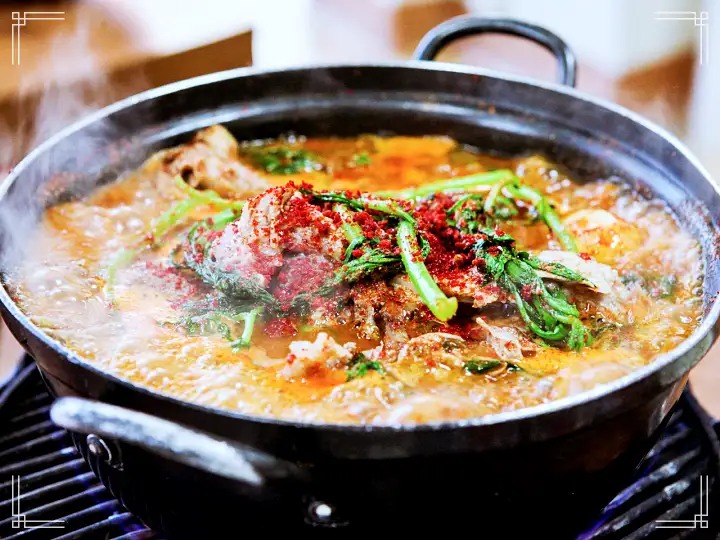 이 맛에 살지 생배추 감자탕 시원한 맛 일품 42년 전통 노포 은평구 응암동 대림시장 감자국 거리 맛집 추천