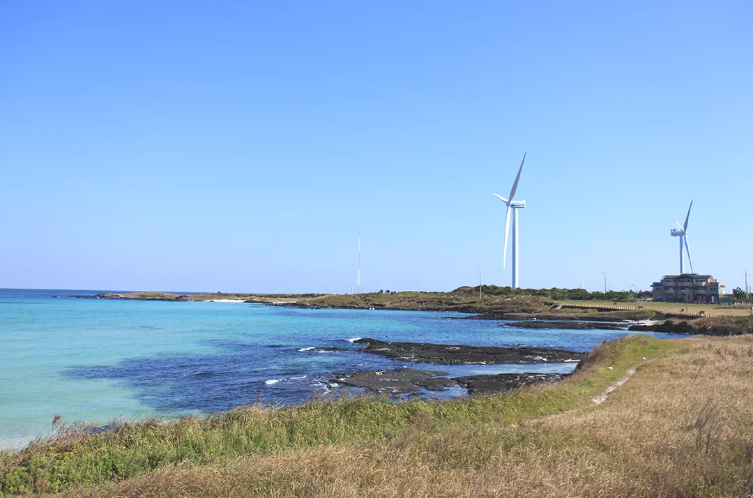 거대한 풍력 발전기들이 이국적인 조화를 이루는 행원 풍력단지 전경 사진.