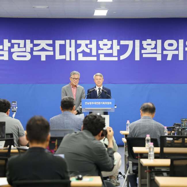 민형배 당선인이 대한민국 대도약 3대 메가프로젝트 국민보고회에 대한 입장문을 브리핑 중이다.