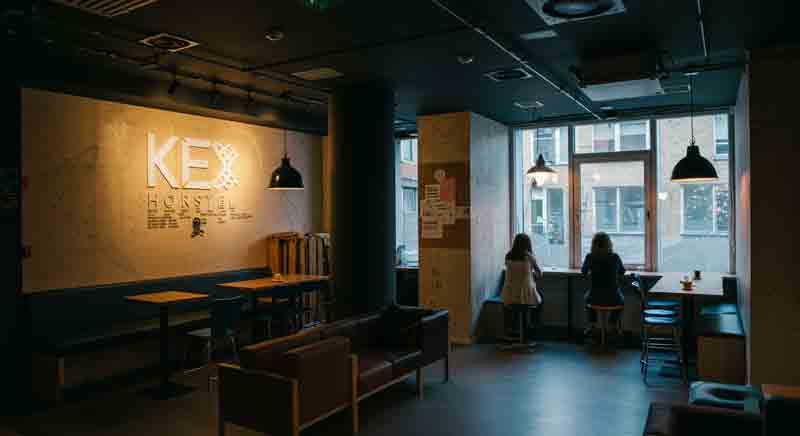 북유럽의 한 호스텔에서 차를 마시고 있는 이미지