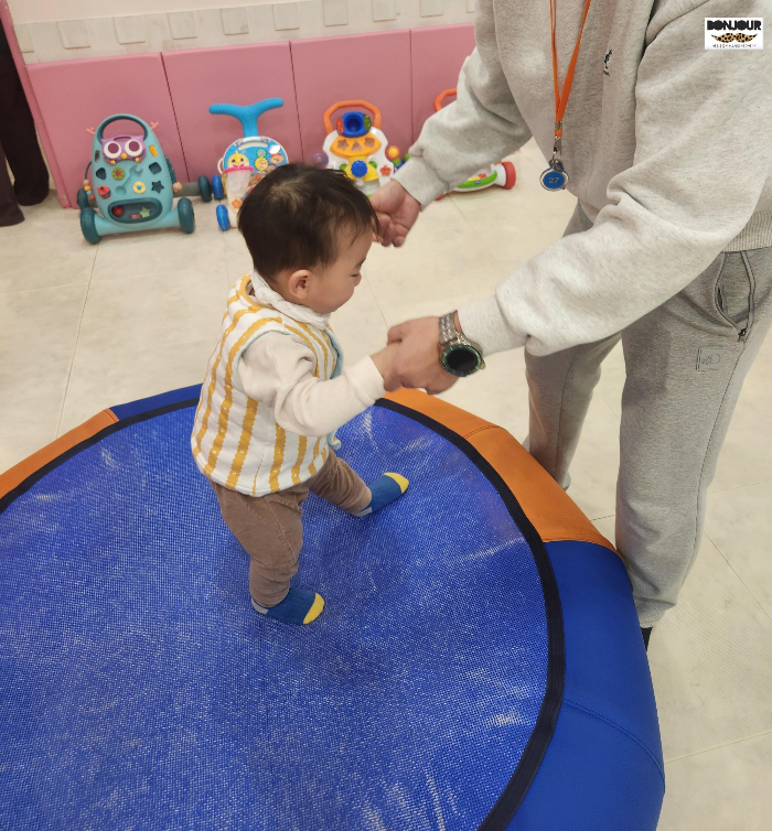 트램폴린 놀이를 아빠와 하고 있는 18개월 아기