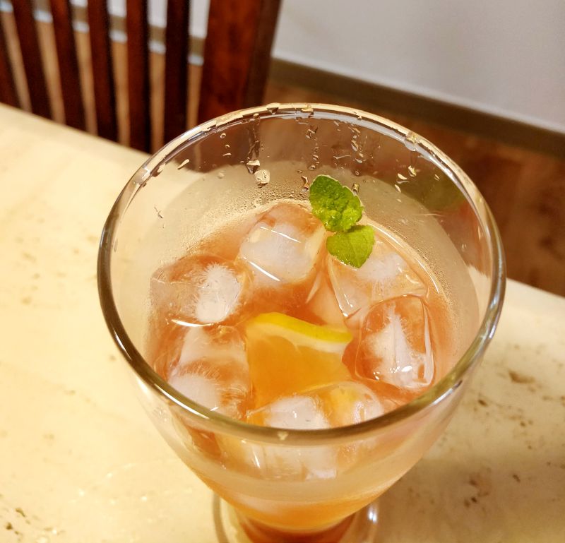 작은 애플민트를 띄워줌