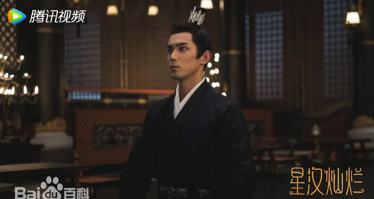 성한찬란-오뢰-검은의상입고 앉아있는 모습