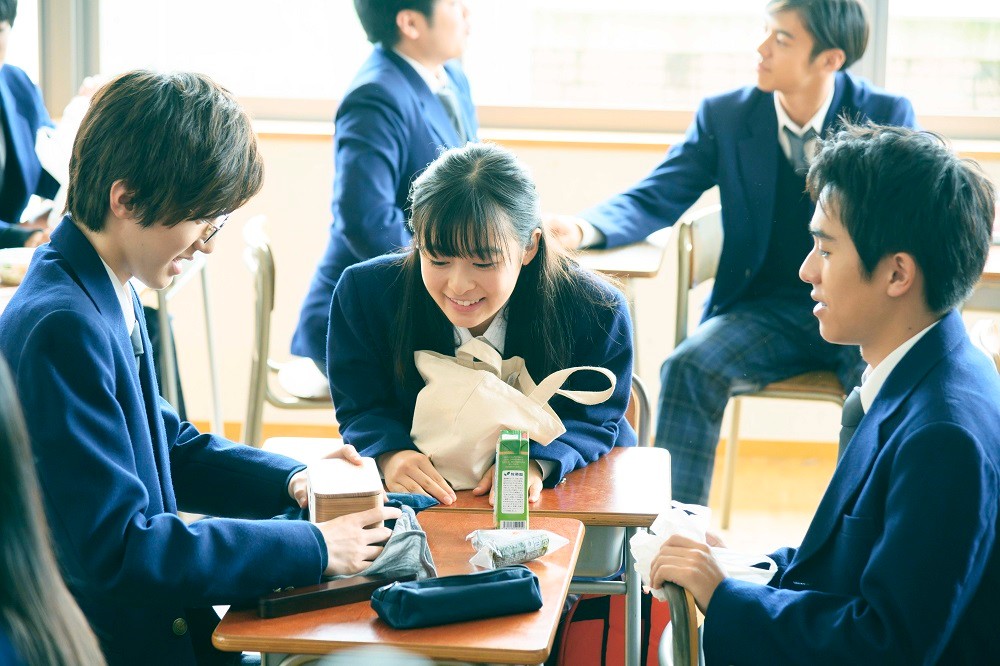 영화 461개의 도시락 장면 속 친구들과 함께 도시락을 열어보는 쿄우키의 모습