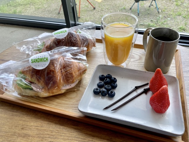 조식으로-나온-샌드위치과-커피-그리고-과일