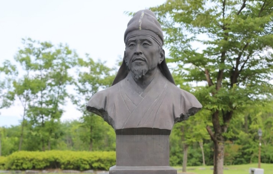 경상남도 함양군 상림 역사인물공원에 있는 연암 박지원의 흉상을 동상으로 만든 것을 찍은 사진