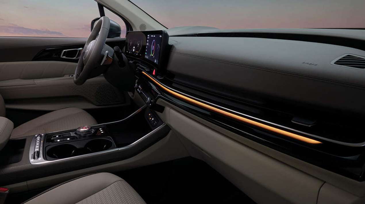 2024 카니발 하이브리드 수평형 디스플레이와 앰비언트