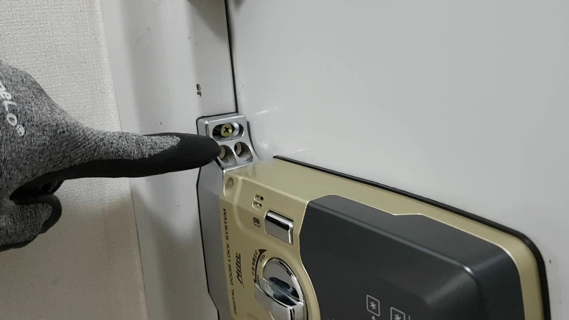 문틀 부품 고정 모습