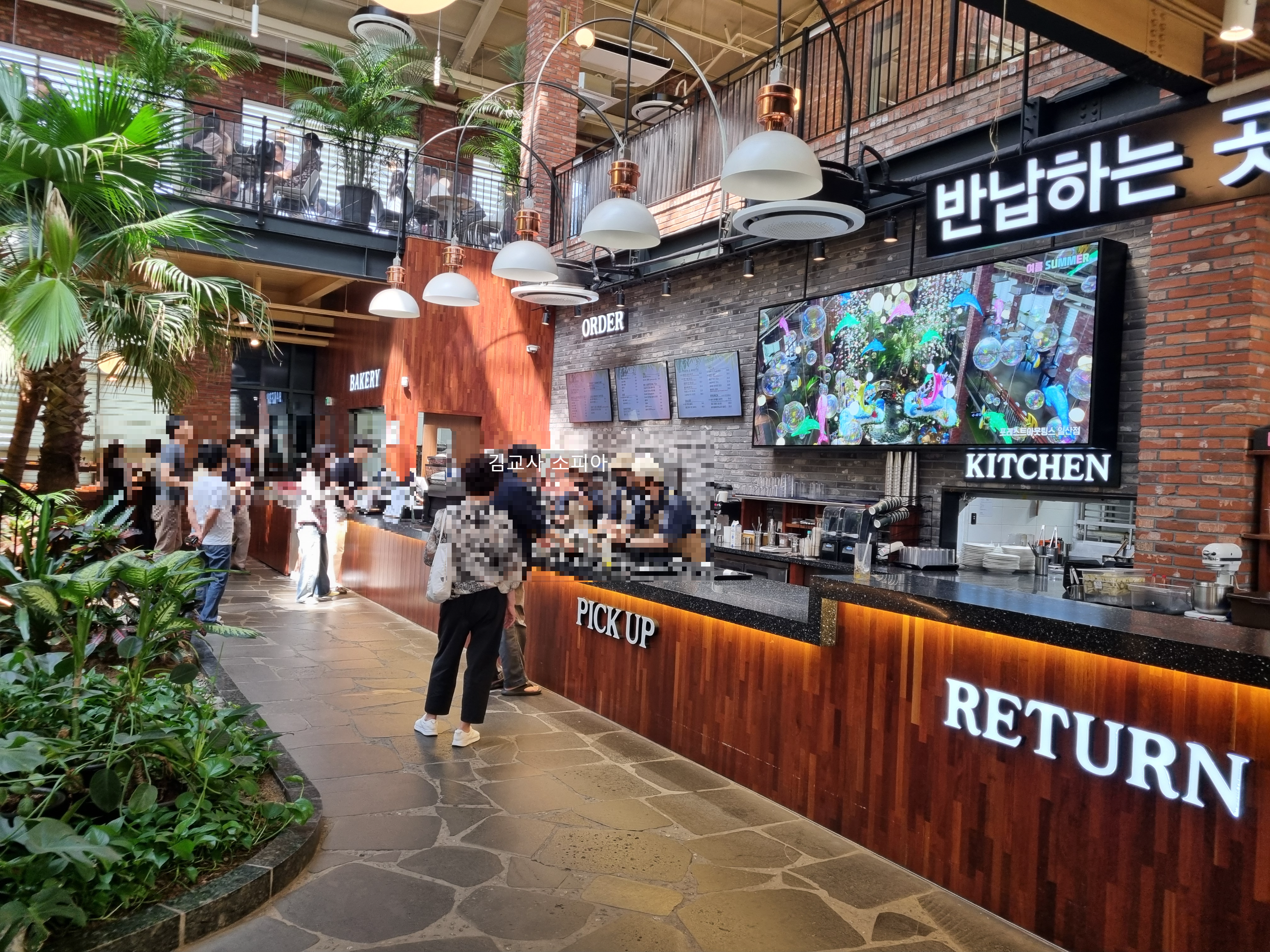 바다 테마 인테리어가 인상적인 일산포레스트아웃팅스|씨푸드피자 & 루꼴라피자 먹방