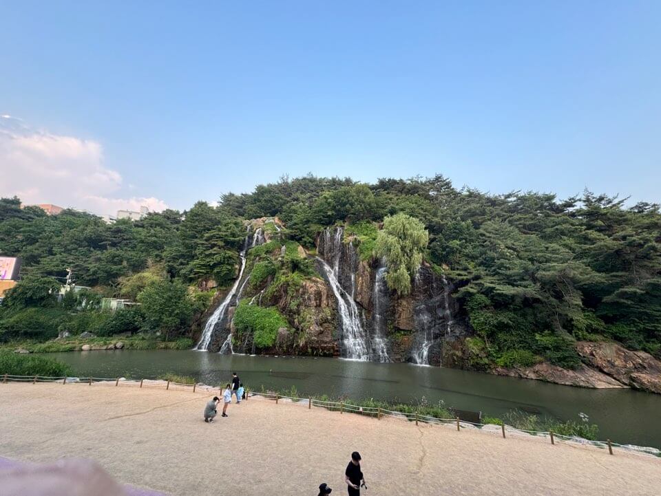 카페폭포에서 본 홍제폭포