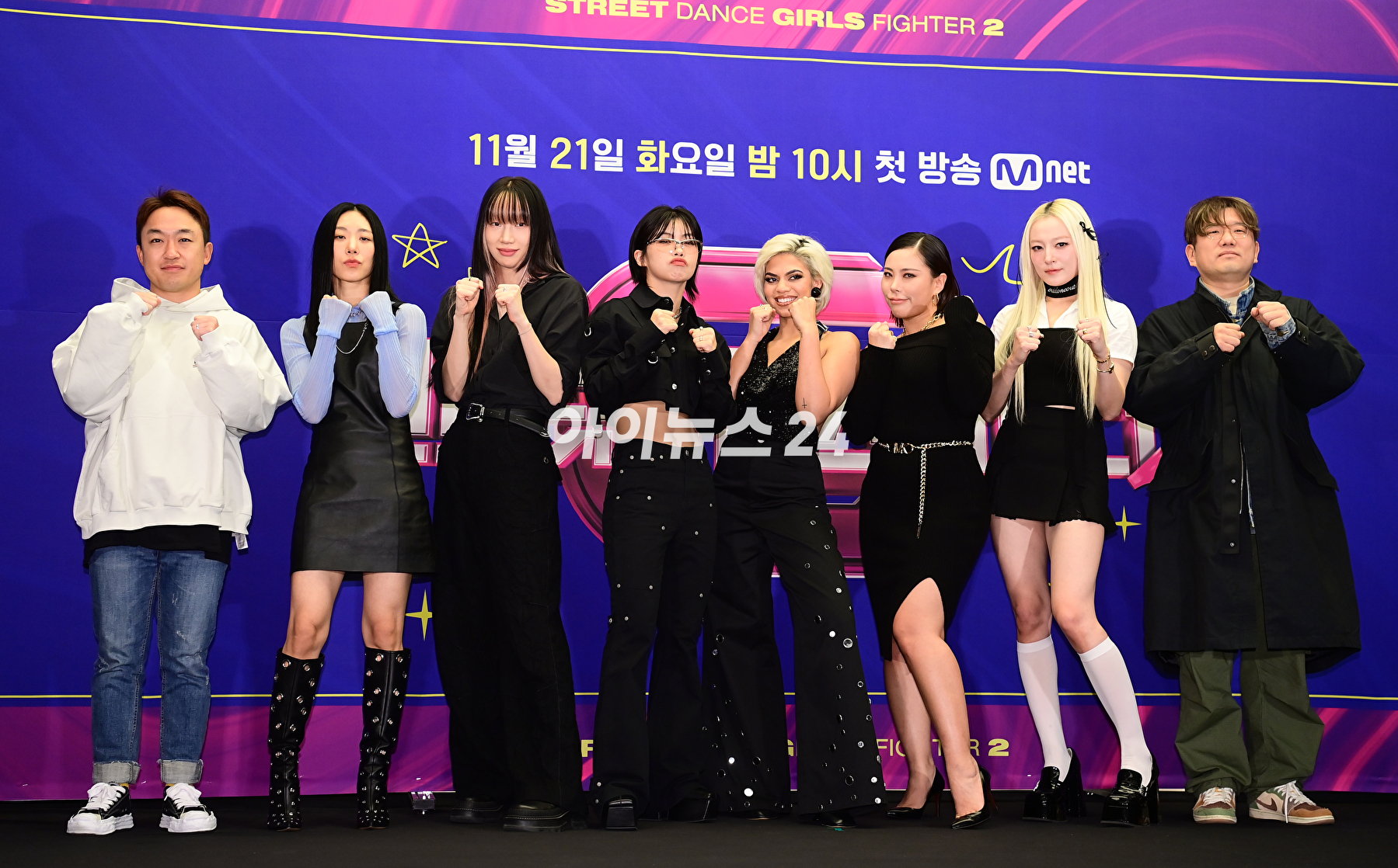 (왼쪽부터)정경욱 PD-댄서 리아킴-바다-아이키-커스틴-가비-펑키와이-황성호 PD가 21일 오전 서울 마포구 스탠포드호텔에서 열린 Mnet &#39;스트릿댄스 걸스 파이터2&#39; 제작발표회에서 포즈를 취하고 있다. [사진=정소희 기자]