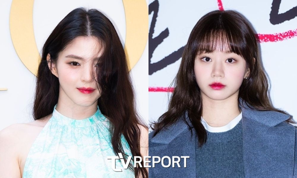 이 이미지는 두 여배우의 미소가 서로 다른 감정을 나타내는 듯합니다, 그들의 관계를 생각하게 하네요.