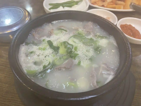 김이 모락모락 나는 순대국