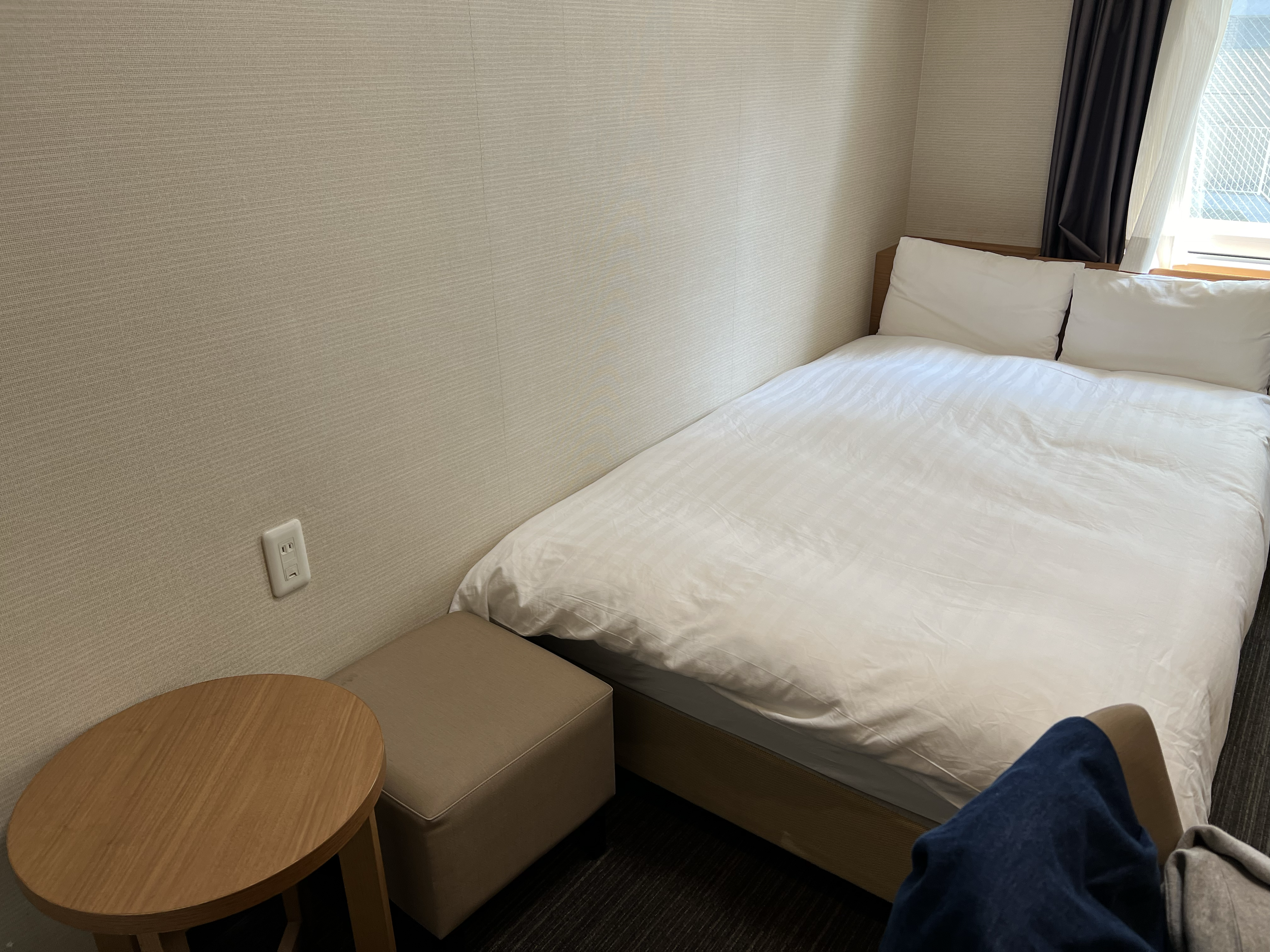 도미인 아키하바라 세미더블룸 객실 침대