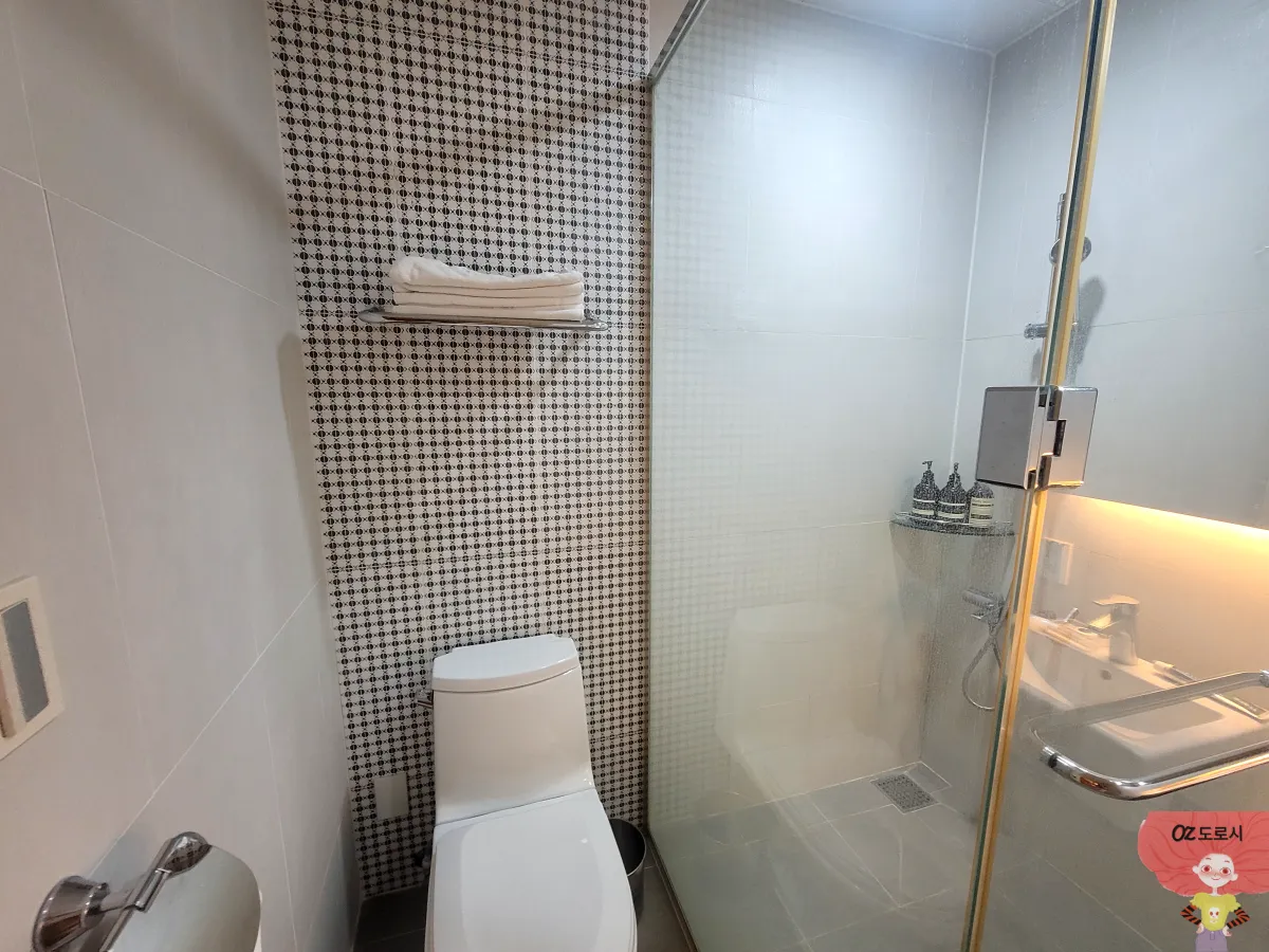 경기도-양평-쉐르빌호텔-스위트룸-부스가-있는-화장실