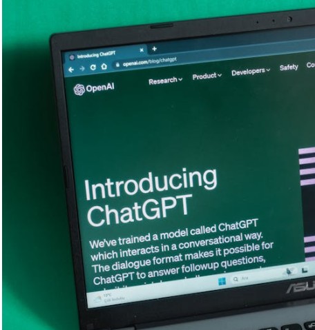 Open AI 화면을 띄워 놓은 노트북 사진