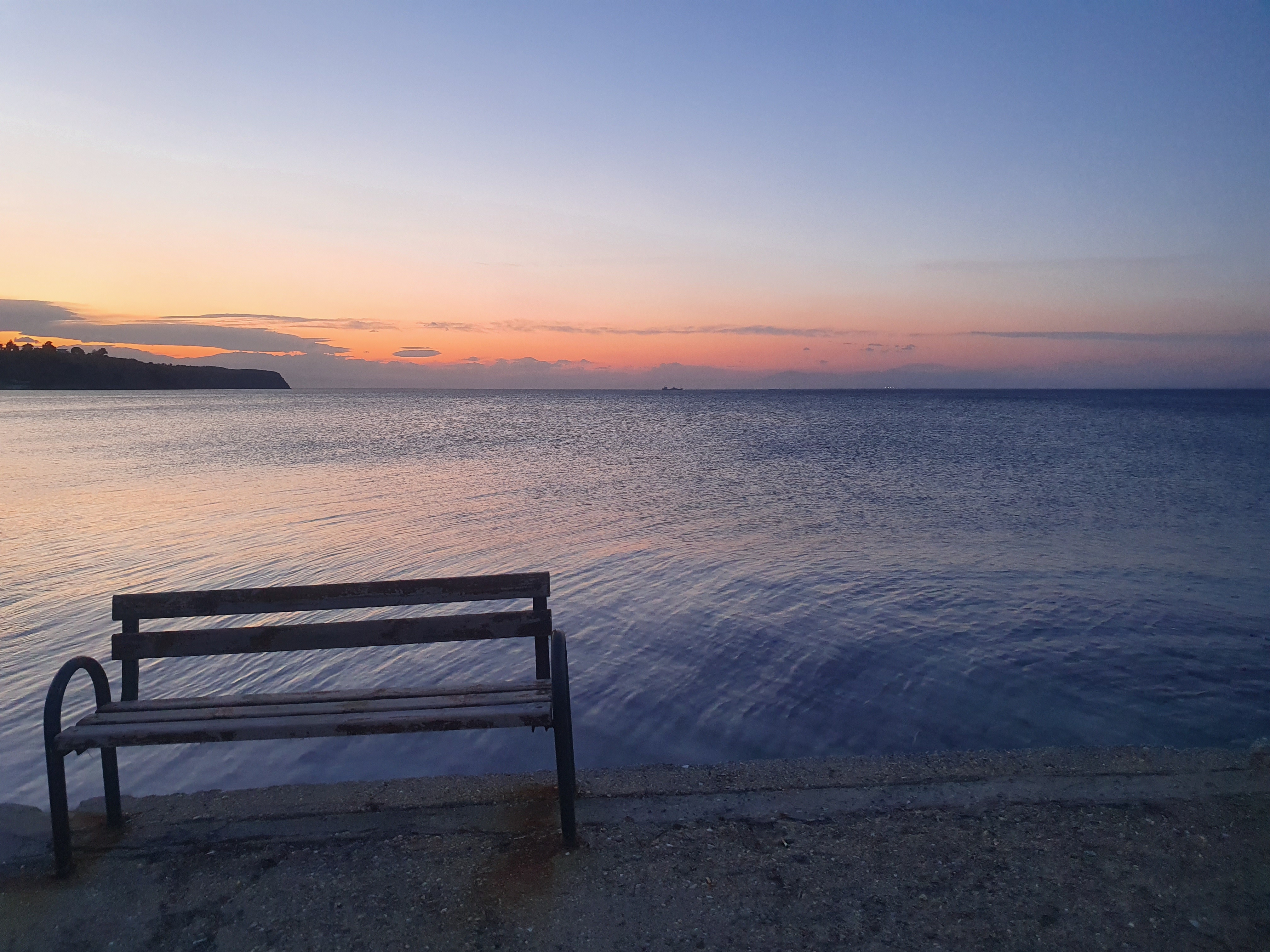 그리스 아기아 트리아다 해 질 녘 벤치