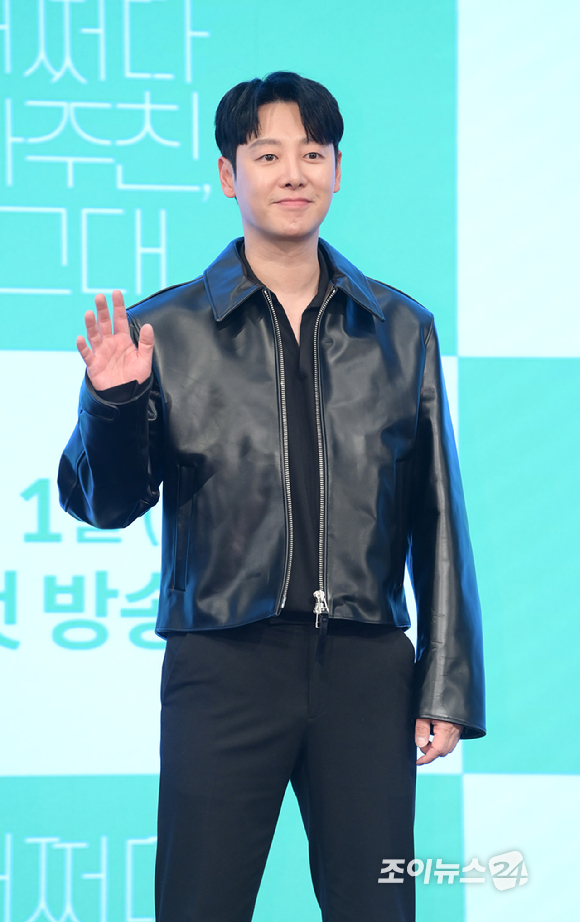 배우 김동욱이 27일 서울 구로구 신도림동 더세인트에서 열린 KBS2 새 월화드라마 &#39;어쩌다 마주친&#44; 그대&#39; 제작발표회에 참석하고 있다. [사진=정소희 기자]