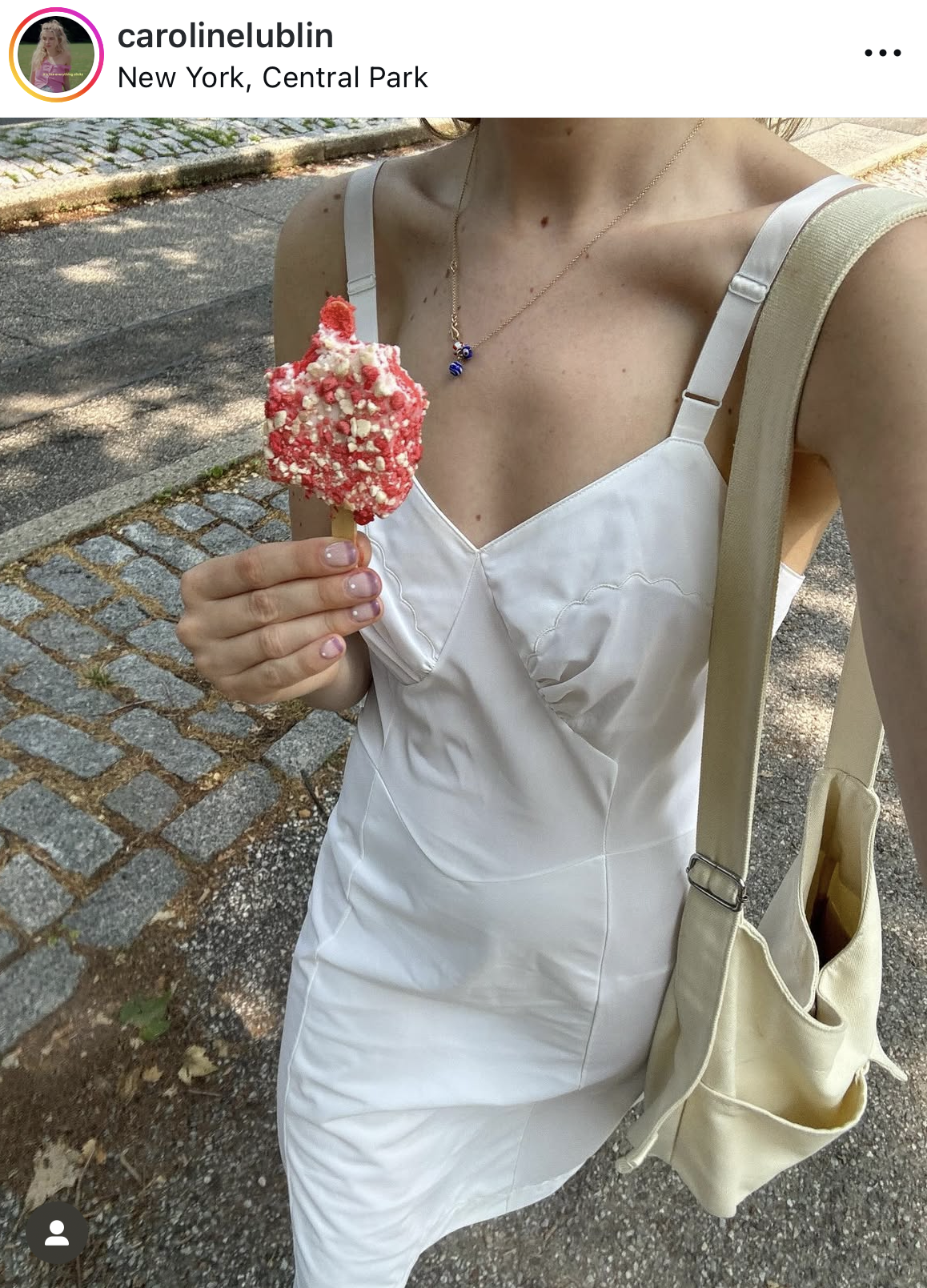 중앙공원의 따스한 오후, 아이스크림의 색감과 흰 원피스의 결, 그리고 목걸이 하나가 전해준 감정 관련 사진