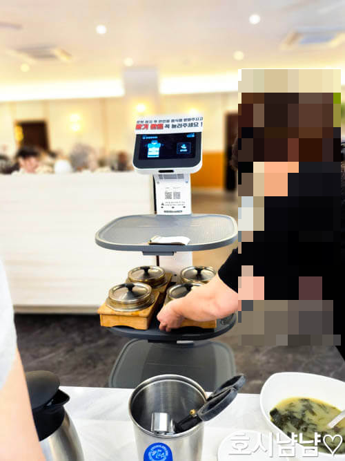 코다리덕장 로봇 서빙기, 시래기 코다리조림 정식 운반 중인 모습