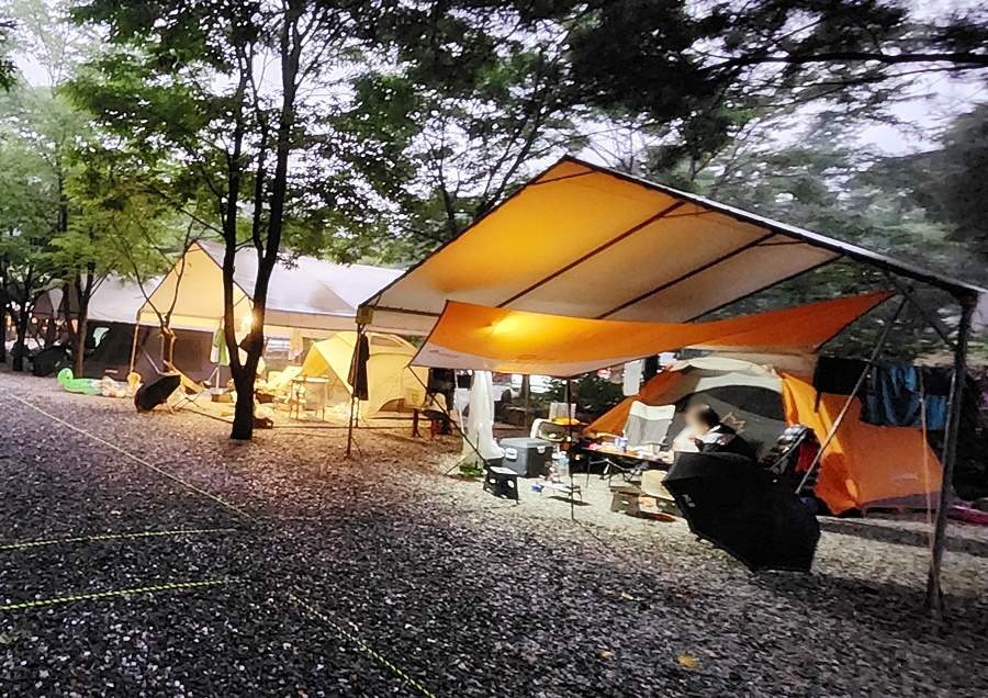 사설캠핑장의 타프존