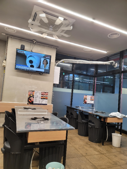 돈돼지유 생삼겹살 김치찌개 내부