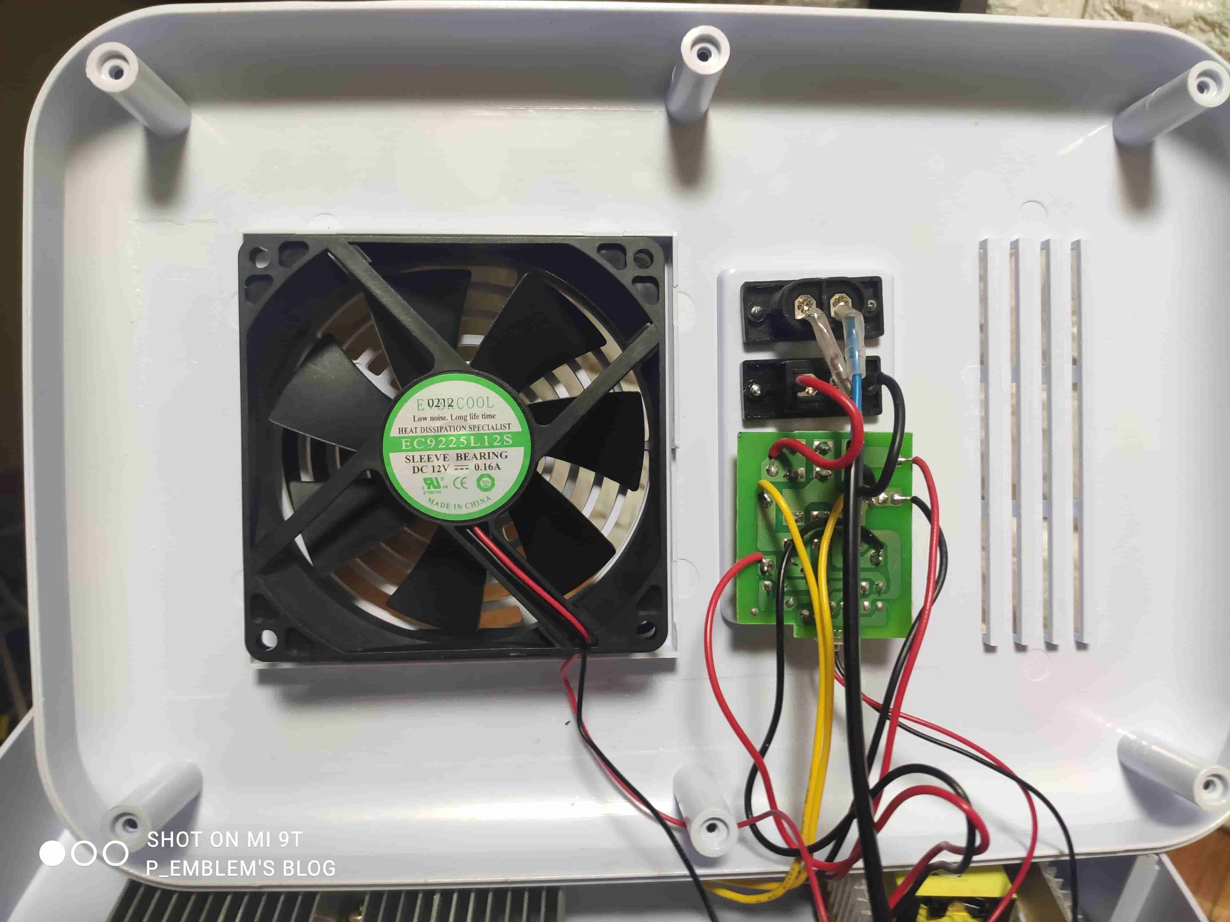 미니 냉장고에 새로 달아준 쿨링팬