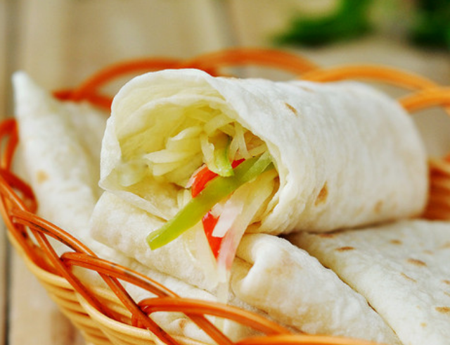 밀가루반죽 얇게 부쳐서 야채등으로 속을 채워 둘둘 말아놓은 밀전병