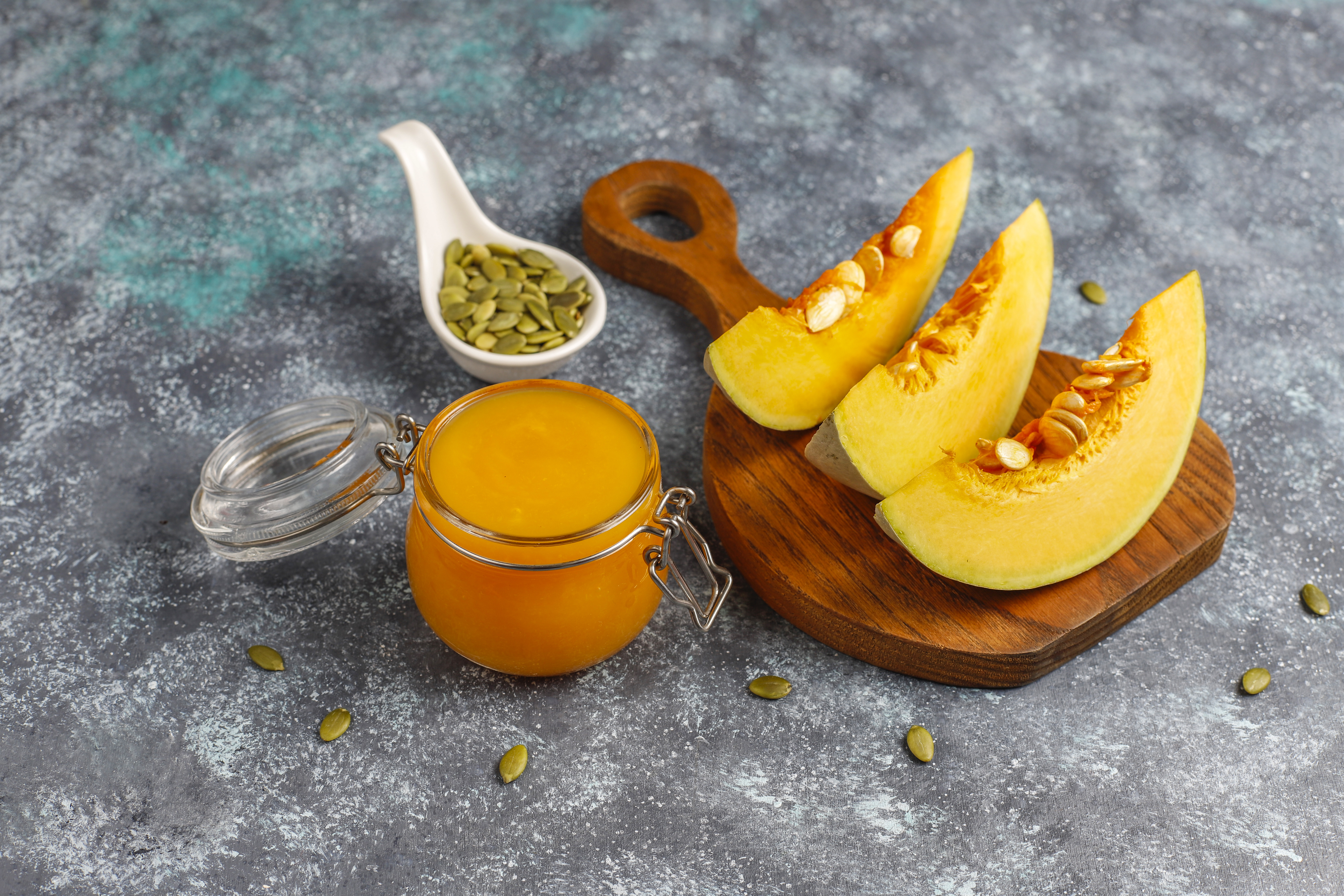 homemade-pumpkin-puree-with-fresh-pumpkin-slices