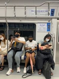 전철에-낮아-핸드폰만-보는-사람들