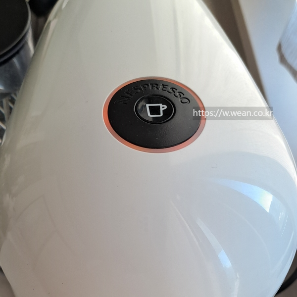 네스프레소 버츄오 주황색 버튼이 나타났어요.