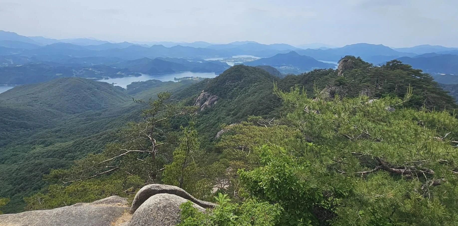 충주호와 금수산 풍경의 조화
