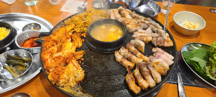 효자동솥뚜껑 성남금광점 듀록흑돼지 달걀찜 밑반찬 삼겹살 콩나물무침 묵은김치 맛있는삼겹살