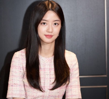 김현수가 카메라를 응시하는 모습