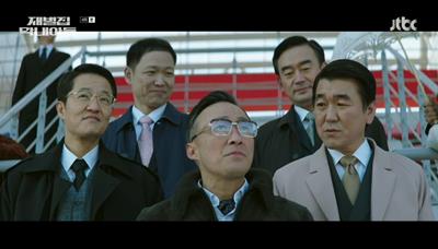 순양 자동차를 사용하는 순양 레이싱팀 경기를 구경하러 온 진양철 회장과 식구들