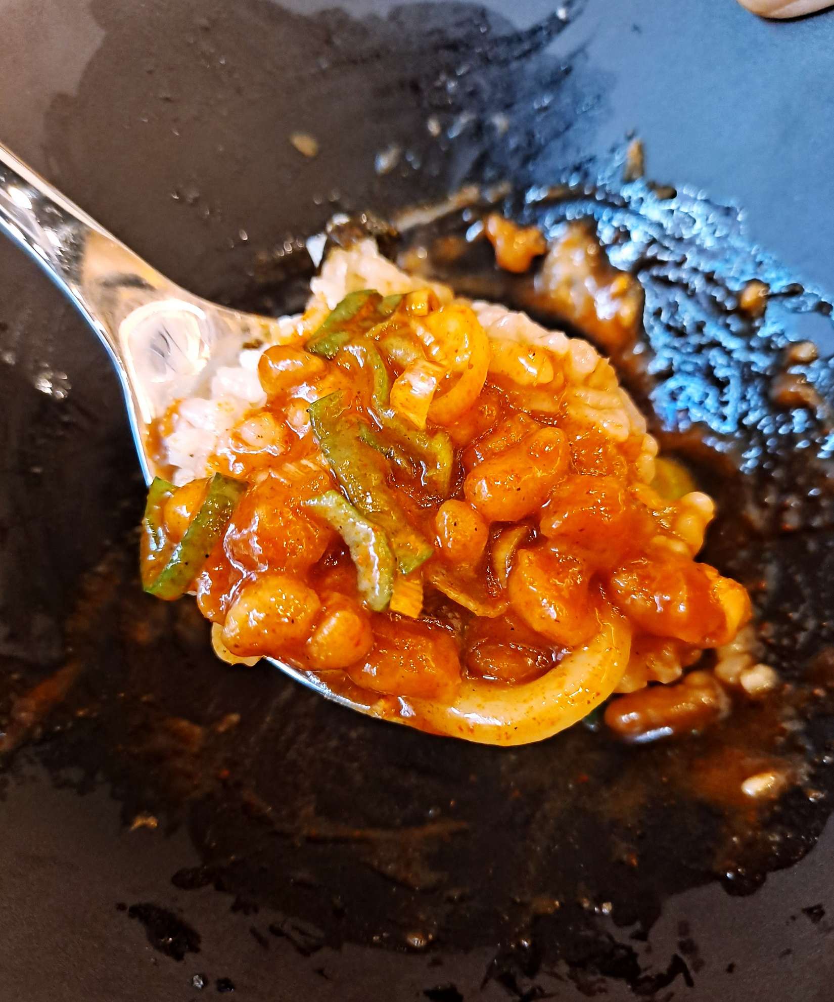 밥 위에 우볶이 소스올리다