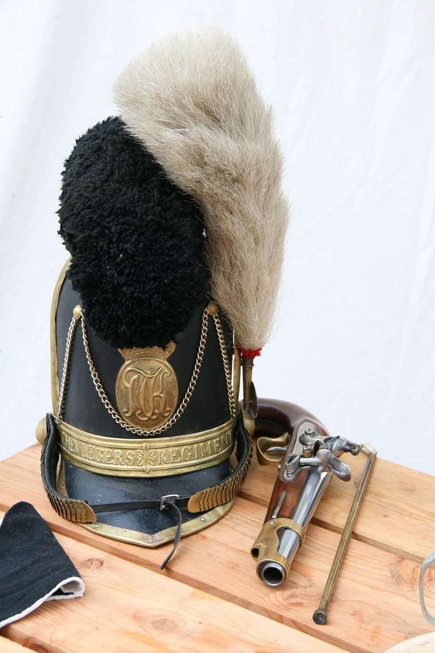 프랑스 파리 시내 거리에서 나폴레옹 동상 근처를 걷는 관광객 모습