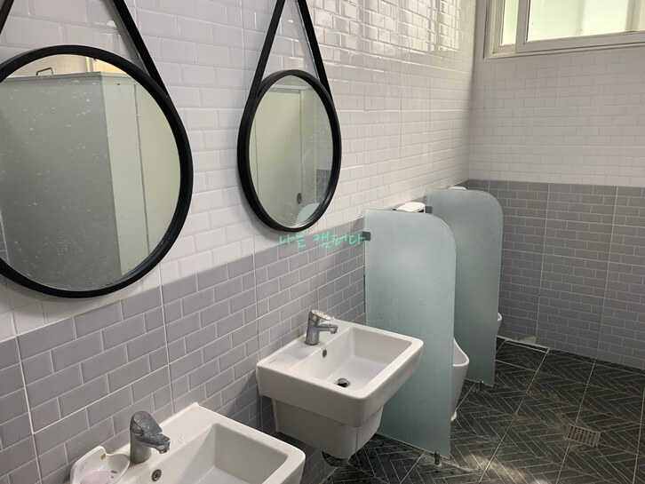 옛날학교 캠핑장-화장실