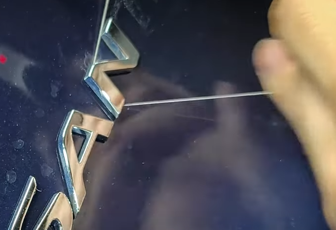 엠블럼제거-낚시줄