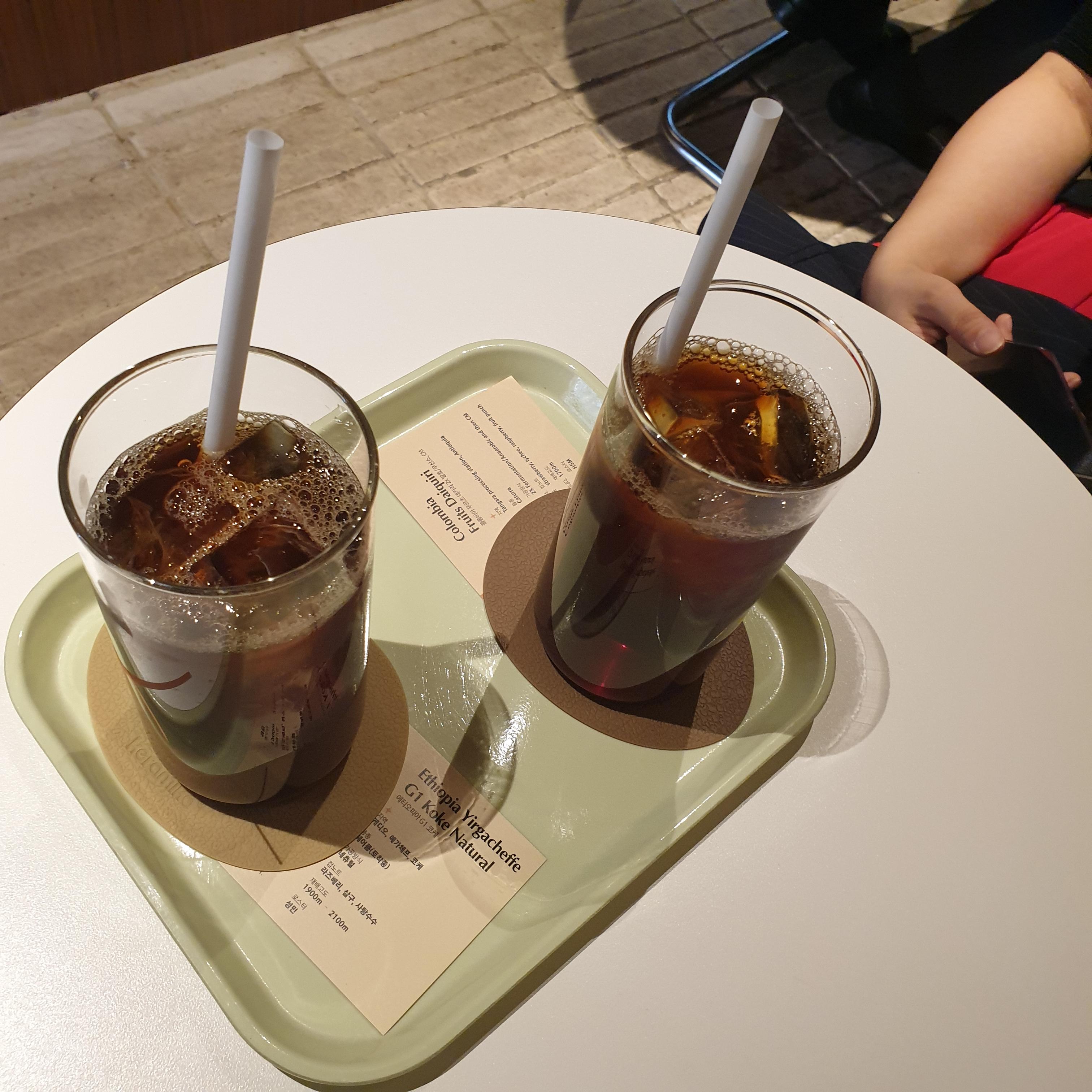 삼성역 스페셜티 커피 전문점 펔스 커피 (Perks Coffee)_추출 완료_유리컵에 빨대 그리고 설명서