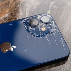 아이폰-뒷면-카메라-부분이-심하게-망가져보임