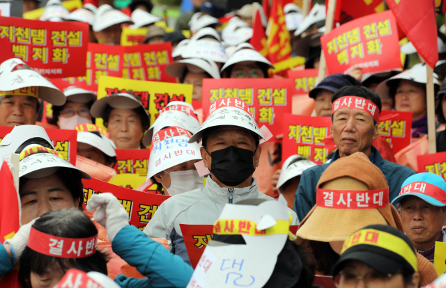 댐 건설에 반대하는 주민들의 집회 모습