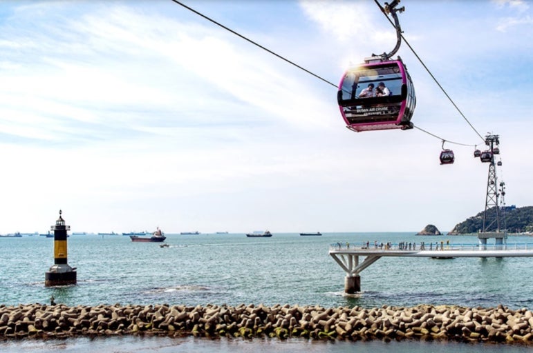 도로에서 본 송도케이블 카와 구름다리