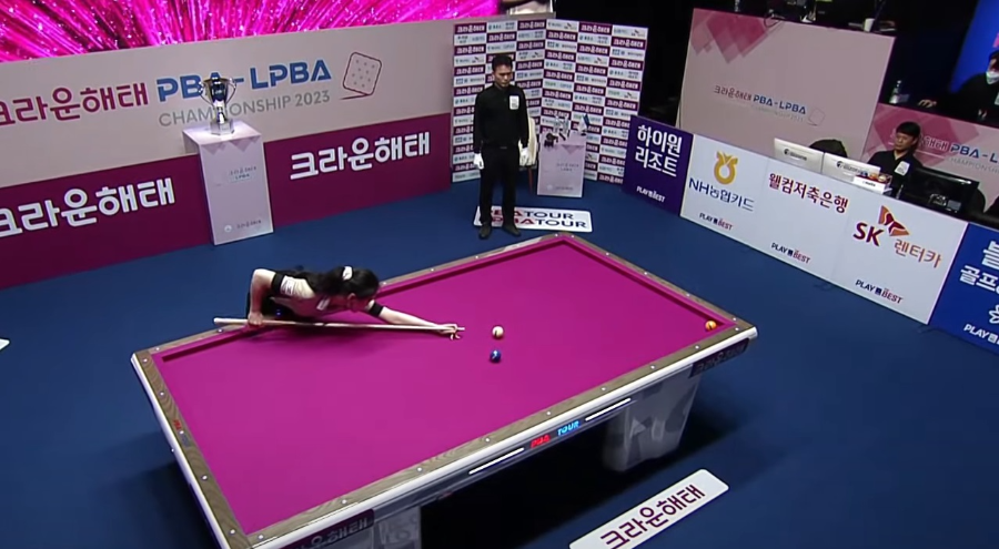 크라운해태LPBA 챔피언십 2023 결승전에서 김보미 당구선수가 스트로크를 하는 모습
