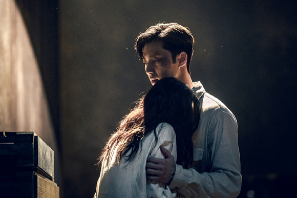 배우 한소희와 박서준이 넷플릭스 시리즈 &#39;경성크리처&#39;(연출 정동윤&#44; 극본 강은경)에서 열연을 펼치고 있다. [사진=넷플릭스]