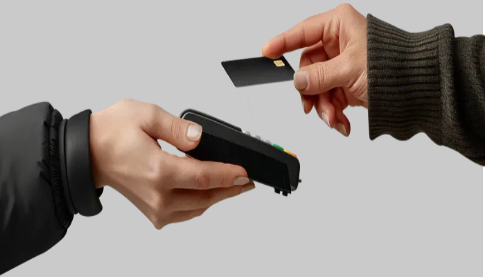 카드 단말기에 소비쿠폰을 접촉하는 모습으로 실제 결제를 가장해 부정 사용이 발생할 수 있는 상황을 보여주고 있습니다