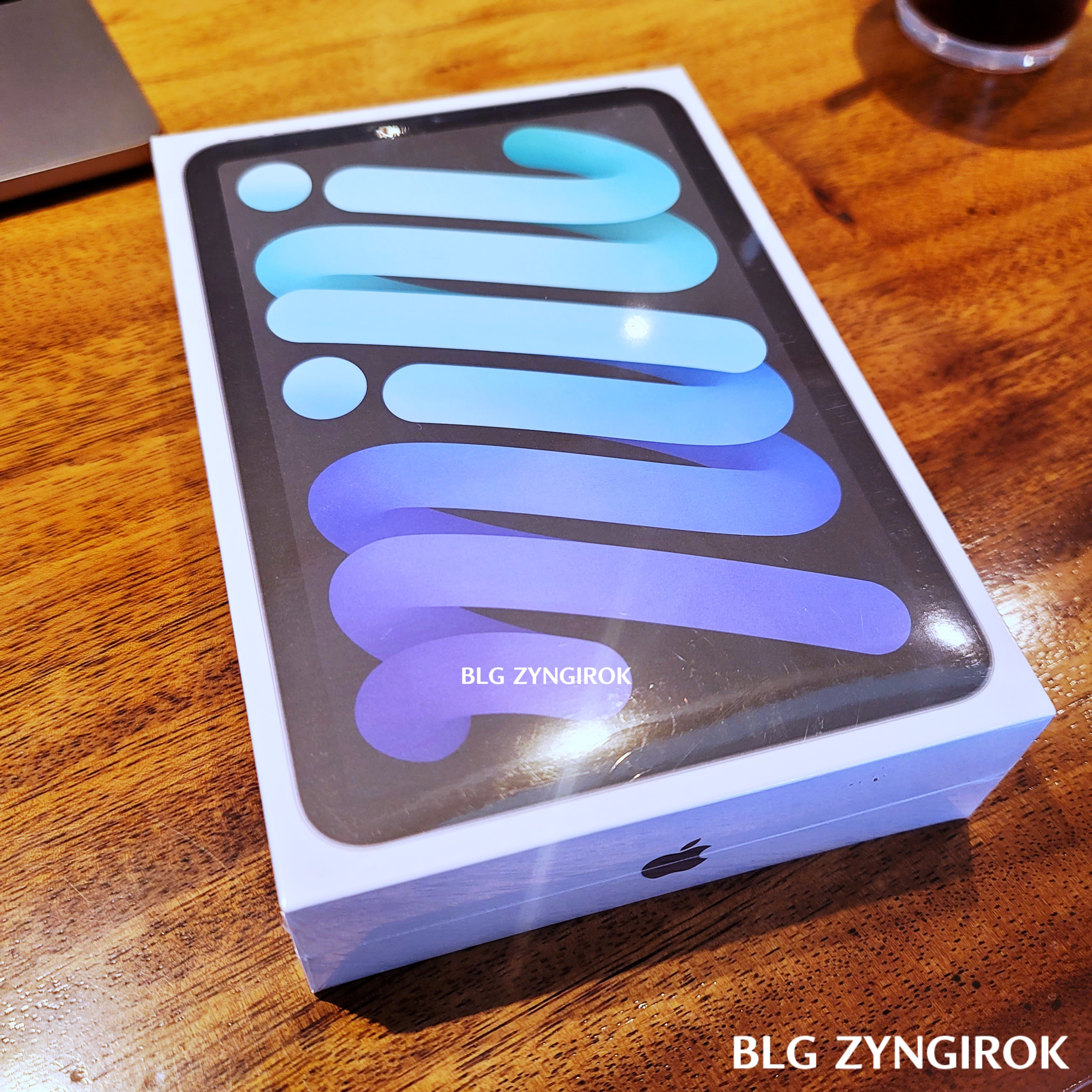 아이패드 미니 상자가 테이블 위에 놓여있다.