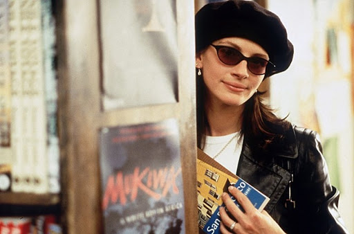 책방 너머로 조심스럽게 얼굴을 내미는 안나(줄리아 로버츠), 부드러운 미소 속에 설렘과 수줍음이 담겨 있다.